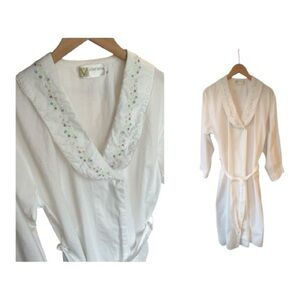 Victoriana White Cotton Robe Floral Embroidered Collar Vintage Style Size M